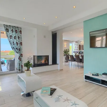 Stephanie Vikendica *